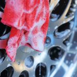 Jak dbać o opony – sposoby mycia i kosmetyki samochodowe