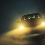 Bezpieczna jazda we mgle. Podstawowe zasady