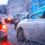 Bezpieczna jazda samochodem podczas deszczu