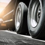Opony w pojazdach ciężarowych – jakie specyficzne wymagania powinny spełniać?