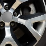 Regeneracja felg aluminiowych – toczenie CNC (Diamond Cut) vs malowanie proszkowe